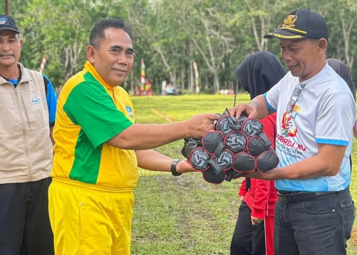 Kadisdikbud OKU Timur Buka Festival Olahraga Belitang Jaya, Salurkan Bantuan Bupati