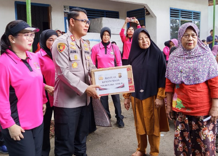 Kapolres OKUT AKBP Adik Bersama Ketua Bhayangkari Ingrid Kompak Tinjau Korban Banjir