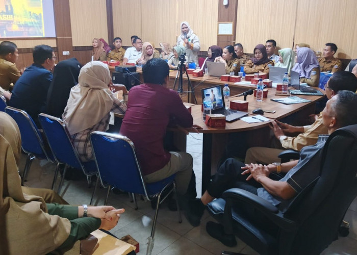 Tingkatkan Layanan, DPMPTSP OKU Timur Gelar Rapat Evaluasi Kualitas Pelayanan Perizinan