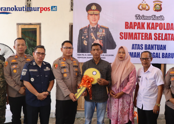 Sambut HUT Bhayangkara ke-80, Kapolres OKU Timur Resmikan Bantuan Bedah Rumah di Belitang