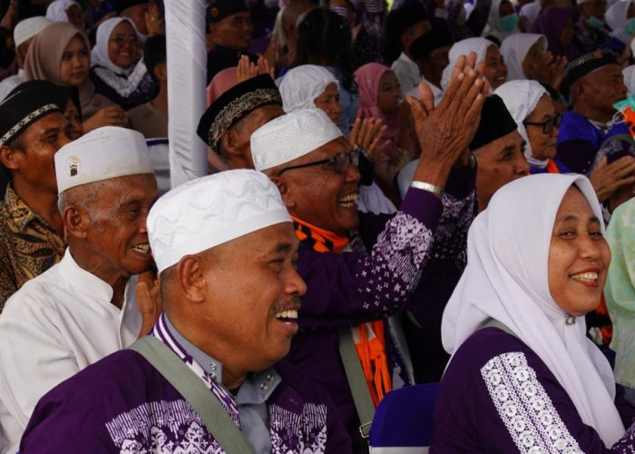 Wabup Yudha Bersama Ribuan Masyarakat Sambut Kepulangan Jamaah Haji OKU Timur Kloter I