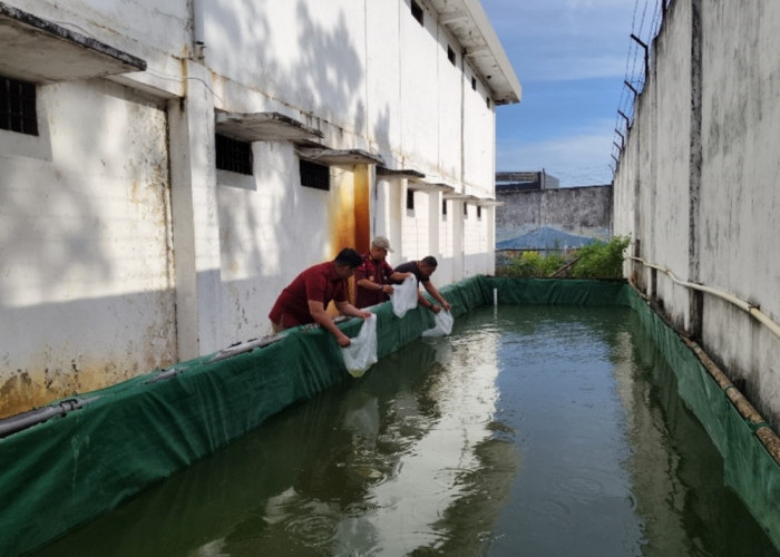 Dukung 13 Program Akselerasi, Kalapas Martapura Tebar 5000 Benih Ikan
