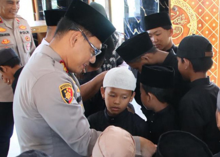 Kapolres OKU Timur Salurkan Bansos dan Al-Qur'an