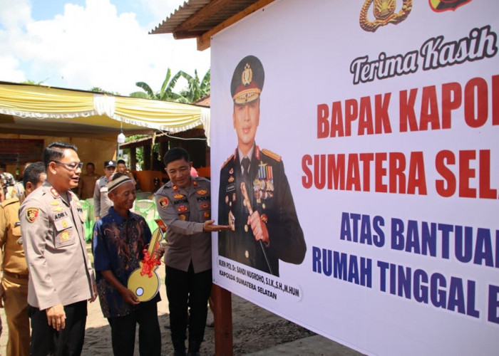 Dua Warga OKU Timur Terima Rumah Layak dari Kapolda Sumsel