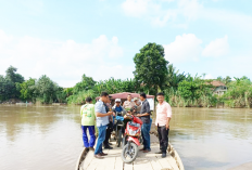 Perjuangan Kapolsek MDS II IPTU Syahirul Seberangi Sungai Komering Untuk Cek Dua TPS