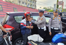 Bagikan Helm Gratis ke Tukang Ojek