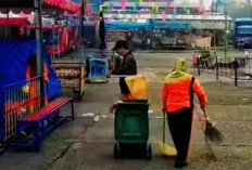 DLH OKU Selatan Terjunkan Pasukan Kuning Jaga Kebersihan Pasar Malam