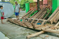 Melihat Perakitan Biduk Tradisional dari Desa Negeri Agung  