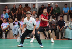Wamenpora Tampil di Laga Eksebisi dalam Peresmian Renovasi Lapangan Bulu Tangkis 