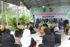 Berdayakan Perempuan Kembangkan Kerajinan Bambu