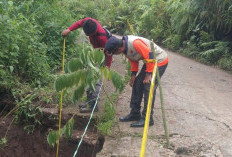 Tinjau Jalan Amblas, Warga Diminta Waspada