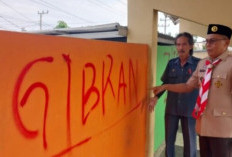 Tribun Taman Kota Baturaja Dicoreti hingga Pot Kembang Pecah dan Tanaman Hilang