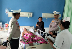 Satlantas Polres OKU Timur Besuk Korban Kecelakaan Kereta Api di RS Charitas Belitang