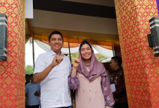 Bupati Ogan Ilir dan Istri Pamer Tinta Biru Pemilu 2024 di TPS Serai Indah Indralaya