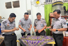Lapas Kelas IIB Martapura Lakukan Pemeliharaan dan Perollingan Kunci Gembok Kamar Hunian