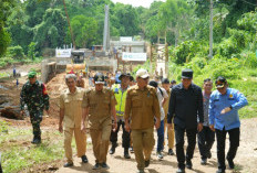 Pj Bupati dan Kajari OKU Tinjau Pembangunan Jembatan Rantau Kumpai, Ditarget Selesai Pertengahan Februari 2025