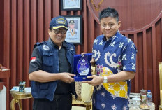 Enos Terima Penghargaan Bupati Peduli Radio