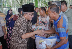 500 KK di Desa Lumpatan Muba Terima Paket Sembako dan THR Jelang Lebaran