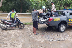 Polsek Belitang III Bersama Forkopimcam Bantu Evakuasi Korban Banjir