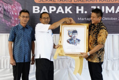 Bupati Enos Beri Kado Spesial di Hari Purna Bakti Sekda OKU Timur Jumadi