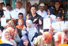 Serahkan Sertipikat Hasil PTSL, Menteri AHY: Semua Masyarakat Miliki Kepastian Hukum Hak Atas Tanah