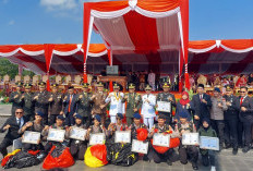 Delapan Penerjun Payung Sukses Kibarkan Lima Bendera di Langit OKU Timur, Sugukan Atraksi Memukau 