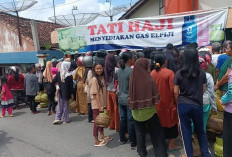 Langka, Ratusan Warga Antri ke Pangkalan Gas Elpiji