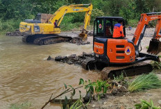 Antisipasi Luapan Sungai, BPBD OKU Selatan Lakukan Pengerukan Material