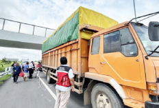 NAH LOH! Sejumlah Kendaraan Dipukul Mundur Petugas Saat Melintas di Tol Palindra, Kenapa Ya?