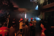 Kobaran Api Lahap Garasi Klinik di Ilir Barat I, Empat Unit Damkar Dikerahkan