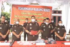 Kejari OKU Selatan Musnahkan  42 Barang Bukti