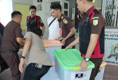 Geledah Kantor KPU Selama 6 Jam, Kejari OKU Timur Bawa Ratusan Dokumen
