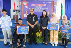 Serahkan Bantuan Sarana Perdagangan untuk 1.812 UMKM