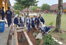 Jelang Libur Semester, Ajak Siswa Bersihkan Lingkungan Sekolah