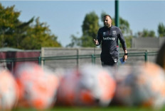 Heitinga Belum Siap Latih Indonesia, PSSI Mengarah ke Van Bronckhorst