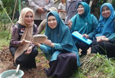 Wujudkan Hunian Sehat, Ketua TP PKK OKU Timur Sheila Noberta Awali Bedah Rumah di Desa Kangkung