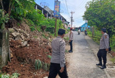 Akibat Longsor, Tembok Penahan Jalan Ambrol