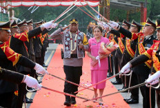 AKBP Kevin Leleury Tiba di Polres OKU Timur Disambut Tradisi Pedang Pora  