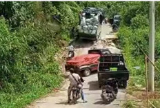 Infrastruktur Memprihatinkan, Truk Terjebak di Jalan Amblas