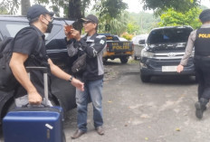 KPK Bawa 4 Koper Diduga Barang Bukti
