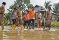 Datangi Korban Banjir, Bupati Ogan Ilir Bagikan Sembako