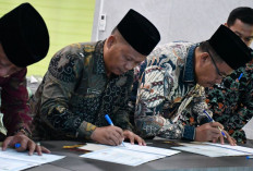 Plt. Kakankemenag OKU Timur Tandatangani Perjanjian Kinerja dan Pakta Integritas