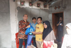 Sekda OKU Serahkan Bantuan kepada Warga Terdampak Kebakaran