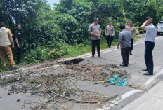 Bupati Abusama Tinjau Jalan Amblas,  Pastikan Perbaikan
