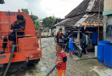 Banjir Masuk ke Pemukiman Masyarakat, BPBD OKU Timur Bagikan Air Bersih