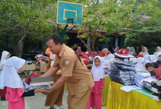 Anak-anak Antusias Terima Seragam Sekolah Gratis
