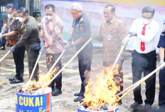 Hadiri Pemusnahan Rokok dan Miras Ilegal Hasil Penindakan Bea Cukai 2025