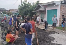 Akses Jalan Rusak Parah, Warga Turun Tangan Lakukan Perbaikan 