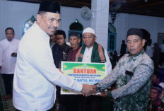 Safari Ramadhan, Bupati OKU Selatan Bagikan Sembako dan Karpet 