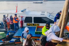 Kapal Satpolairud Polres Muba Sigap Membantu Seberangkan Warga dan Anak Sekolah